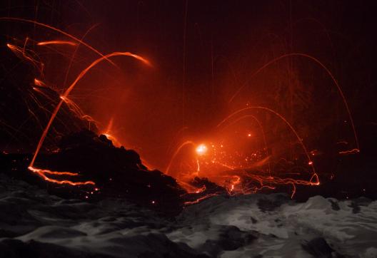 Observation d'une éruption volcanique au Mont Ibu dans l'archipel des Moluques