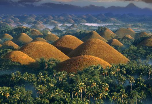 Randonnée parmi les étonnantes "Chocolate Hills" sur l'ile de Bohol