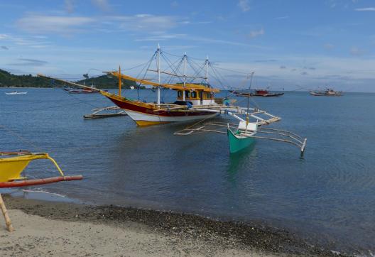 Trekking vers différentes pirogues à balancier dans l'archipel des Visayas