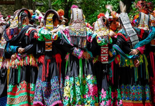 Mouvement de danse communion femmes kalash au Pakistan