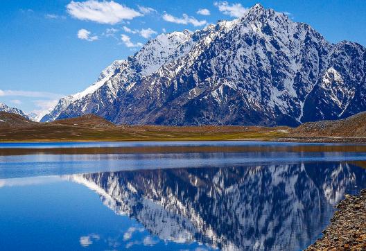Reflet sur lac au col de Shandur Hindou Kouch Gilgit