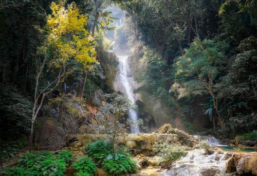 Voyage vers une chute d'eau sur l'ile de Moor au nord de la Papouasie indonésienne