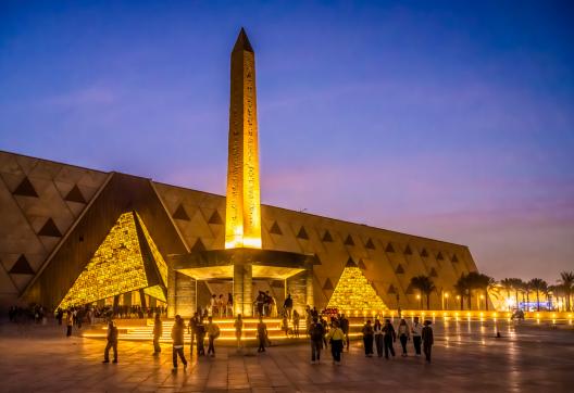 Égypte, Le Caire, plateau de Gizeh, Grand Musée Égyptien (GEM), vue de l'obélisque suspendu