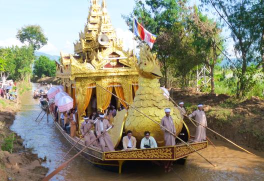 Randonnée vers la barge transportant les bouddhas du lac Inlé dans l'État Shan