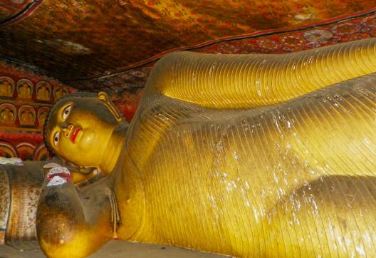 Randonnée vers un bouddha couché des grottes de Dambulla au centre de Ceylan