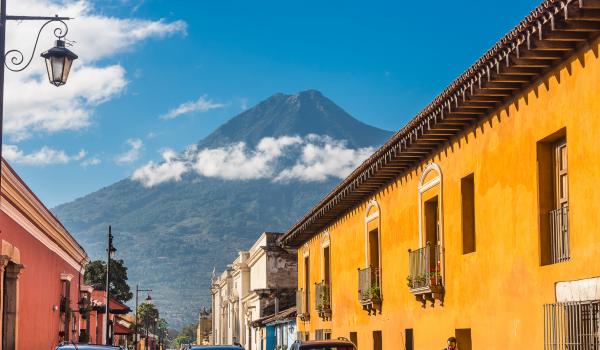 Volcan de San Pedro vu depuis Antigua au Guatemala