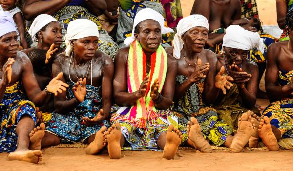 Immersion avec les villageoises participant aux fêtes Vodou près d'Ouidah