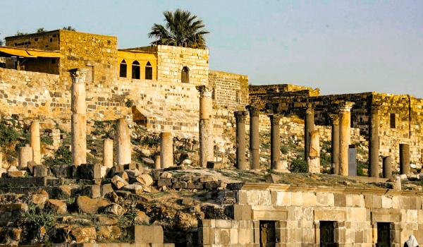 Colonnes corinthiennes dans l'ancienne Gadara en Jordanie