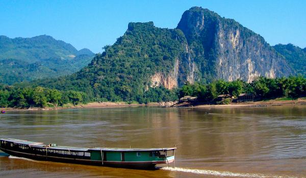 Bateau sur le Mékong au nord du Laos