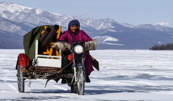 Side-car sur le Lac Khövsgöl gelé en Mongolie