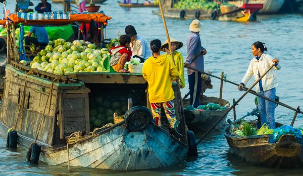 Marché flottant dans le delta du Mékong au sud Vietnam