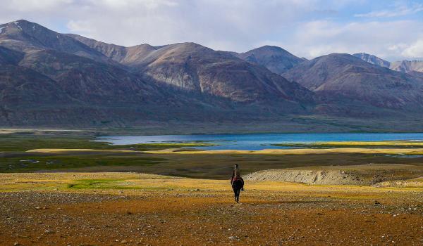 Cavalier nomade au lac Chaqmaqtin en Afghanistan