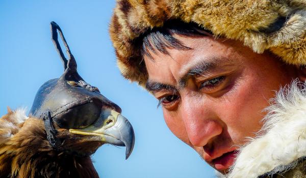 Chasseur et son aigle au festival d'Olgii en Mongolie