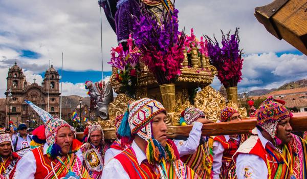 Place d’Armes de Cusco pendant le Corpus Christi au Pérou