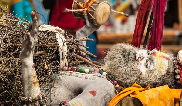 Un pèlerin sadhu à la Kumbh Mela d'Allahabad en Inde