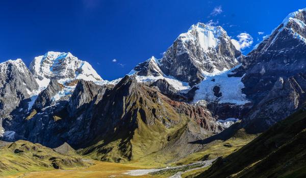 Lac d'altitude le long de la cordillère Huayhuash au Pérou