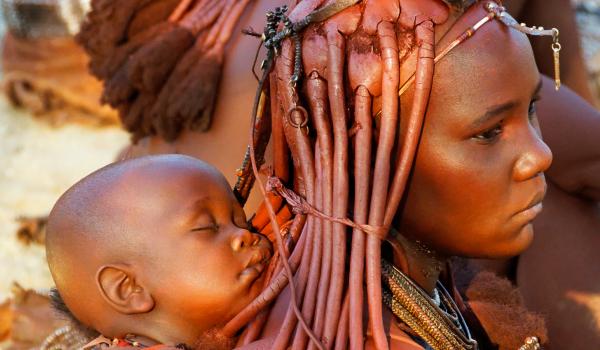 Femme himbas et son bébé en Namibie