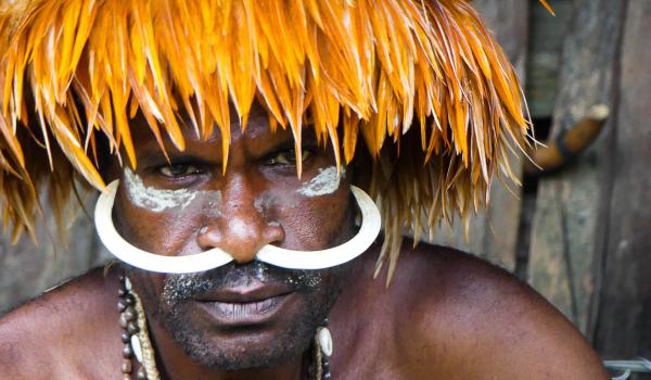 Homme Korowai de Papouasie indonésienne