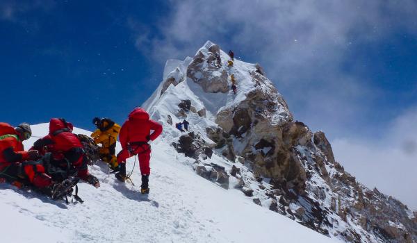 Attente sous l'antécime du Makalu au Népal