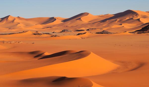 Cordon de dunes de sable ocre dans les tassili n'Ajjer