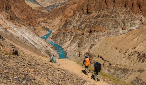 Trek le long de la rivière Tsarap au Zanskar en Inde