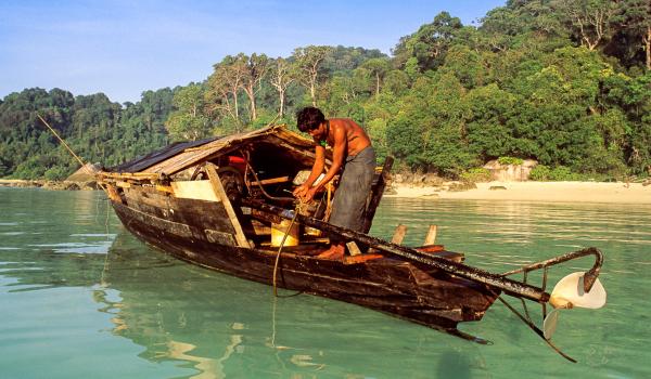 Pêcheur moken sur son bateau en Thaïlande
