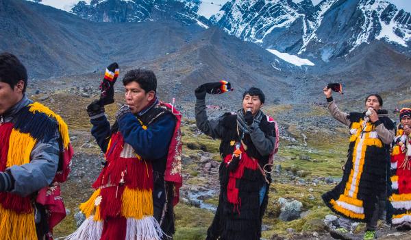 Les Ukukus descendent de la montagne pendant le pèlerinage du Qoyllur'iti au Pérou