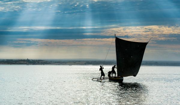 Pirogue à balancier sur les eaux du Mozambique à Madagagescar