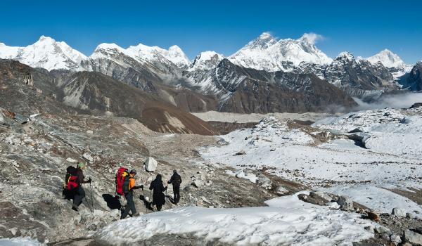 trekking à travers la chaîne de l'himalaya