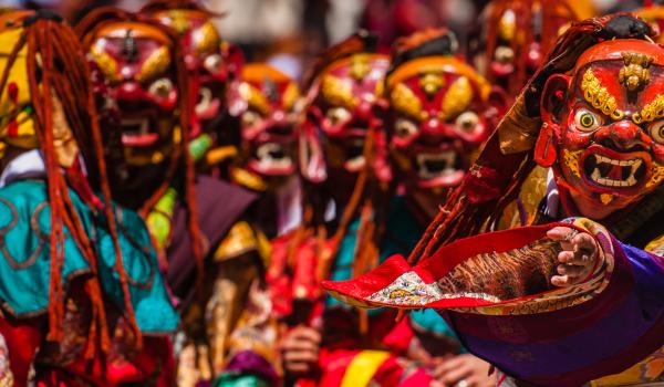 Danse Cham pendant le festival Tsechu à Paro au Bhoutan
