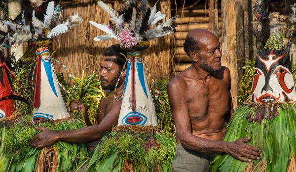Préparation des masques pour la fête en Papouasie-Nouvelle-Guinée