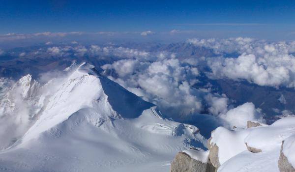 Expédition au Makalu, vue sur le Makalu II depuis la pyramide sommitale