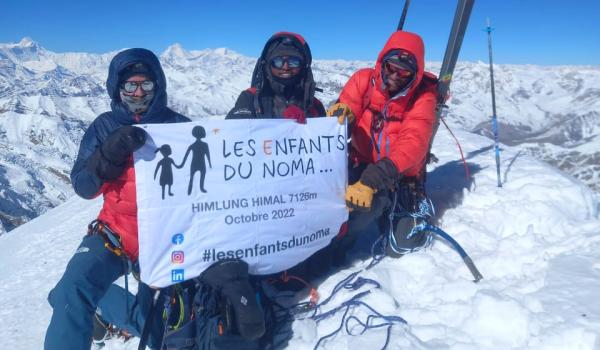 Alpinistes au sommet de l'Himlung Himal