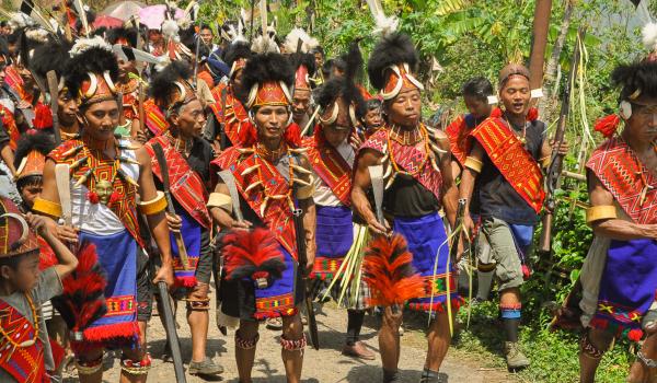 Hommes naga konyak à la fête annuelle Aoeling au Nagaland