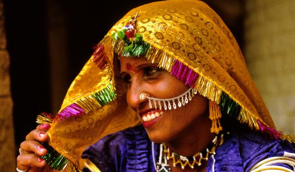 Femme rajpoute devant un temple au Rajasthan