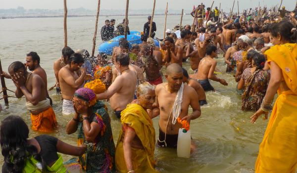 Pèlerins hindouistes se baignant dans le Gange en Inde du nord
