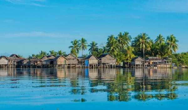 Village bâti sur une petite île en Papouasie-Nouvelle-Guinée