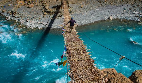 Trek le long de la rivière Tsarap au Zanskar en Inde