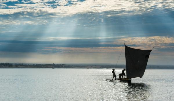 Pirogue à balancier sur les eaux du Mozambique