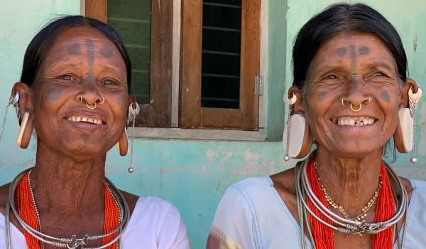 Randonnée vers des femmes du peuple langia saora en Orissa