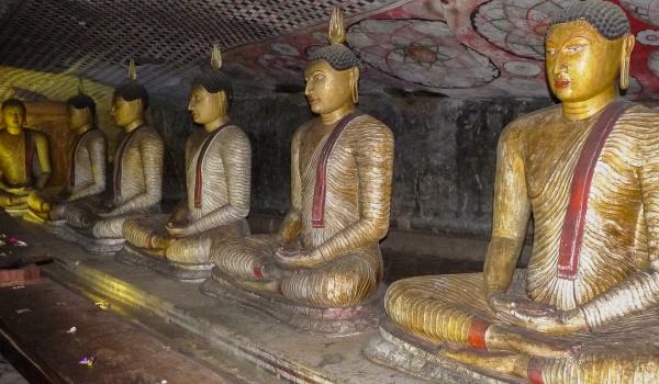 Randonnée vers les bouddhas des grottes de Dambulla au centre de Ceylan