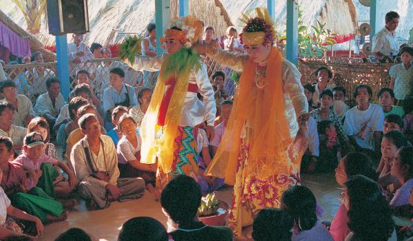 Immersion dans la fête des esprits à Amarapura dans la région de Mandalay