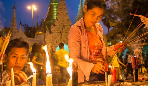 Immersion dans la fête des lumières à la pagode Shwedagon