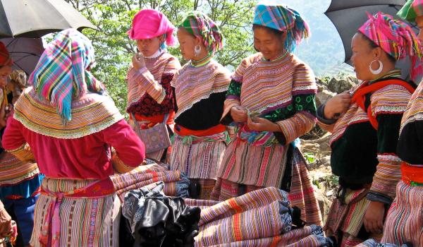 Rencontre de femmes hmong fleur dans le marché hebdomadaire de Can Cau