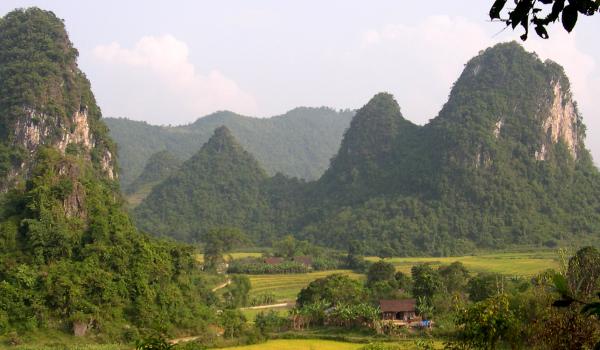 Randonnée parmi les pitons calcaires de la région de Cao Bang