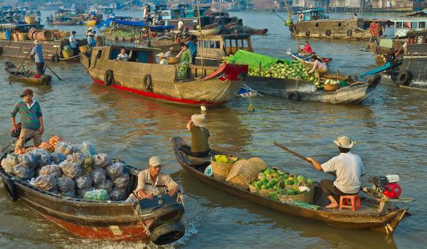 Immersion dans un marché flottant près de Can Tho dans le delta du Mékong