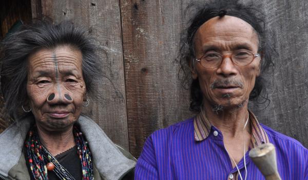 Rencontre d'un couple du peuple apatani au centre de l'Arunachal Pradesh