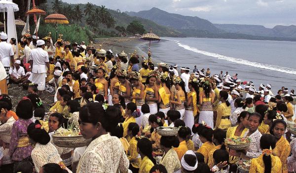 Immersion dans une grande cérémonie collective à Bali