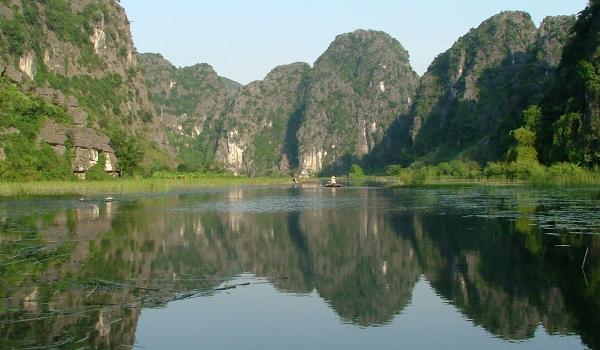 Navigation parmi les reliefs karstiques de la région de Tam Coc non loin de Ninh Binh