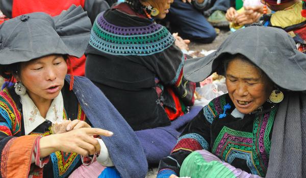Randonnée vers des femmes yi des Da Liangshan au sud du Sichuan